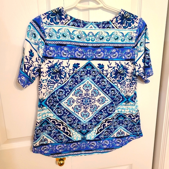 🌟4/$15 Blue and White Boho T-Shirt Size Small Petite - Picture 4 of 5